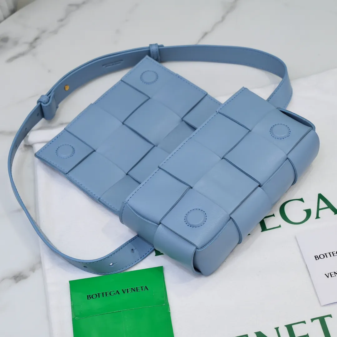 #𝐓𝐇𝐄 𝐁𝐄𝐋𝐓 𝐂𝐀𝐒𝐒𝐄𝐓𝐓𝐄 Checkered waist bag🔻 The hot cassette has a new style. The lambskin material is very light and has the same high-grade touch as always. It can be used as a handbag, waist bag, crossbody, or shoulder bag. Small and exquisite but very easy to use, it is stress-free to install iPhone plus, 💄lipstick 🕶️sunglasses! It continues the square shape of the cassette bag and does not deform after loading. It has a very concave shape! 【6815#】 Size: 17.5*9.5*5cm